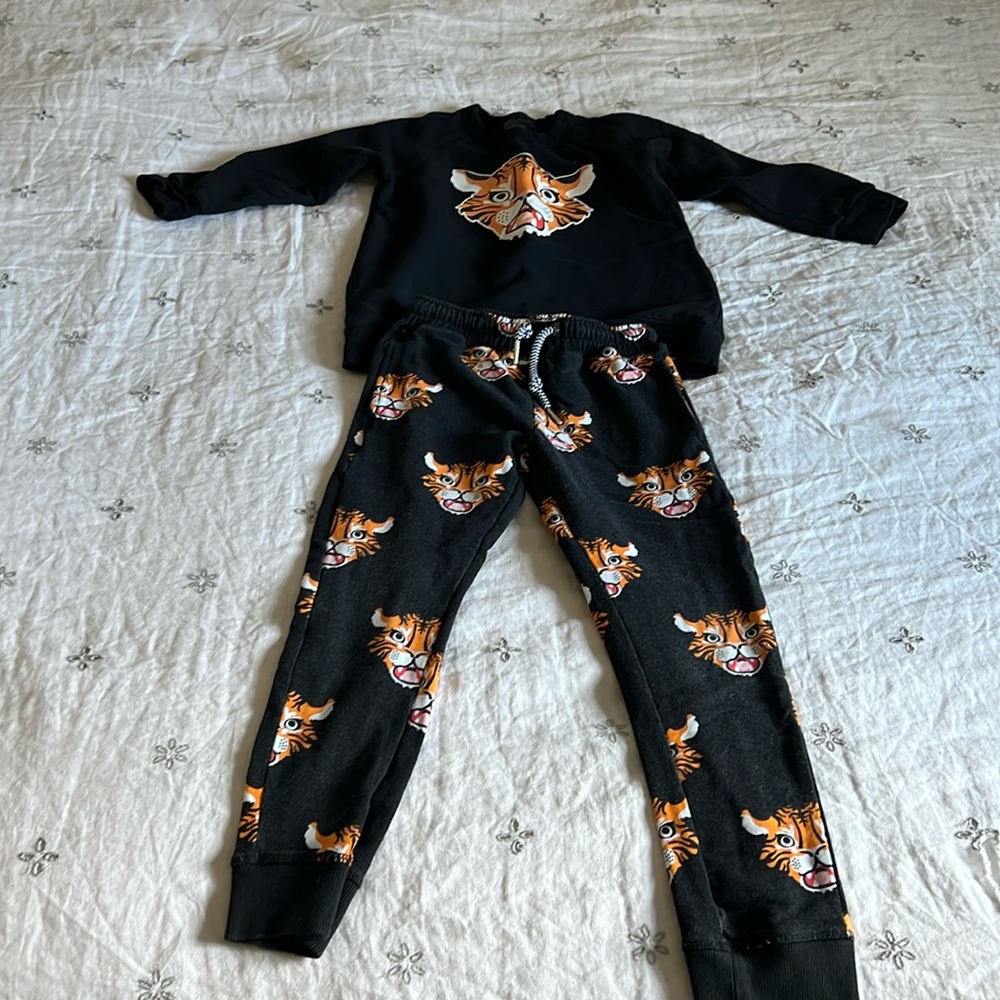 Whistle & flute sweat suit